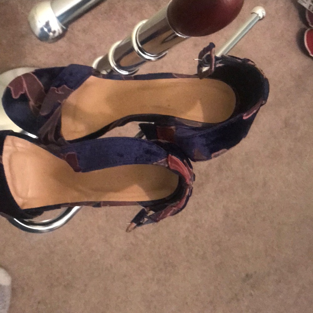Heels - Picture 3 of 4